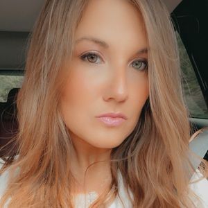 Meet your Posher, Caitlin